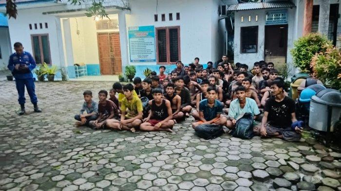 Sebanyak 146 imigran gelap asal Rohingya terdampar di wilayah Kecamatan Pantai Labu, Kabupaten Deliserdang, Sumatera Utara, Kamis (24/10/2024). Saat ini mereka berada di kantor Camat Pantai Labu, Kabupaten Deliserdang, Sumatera Utara.