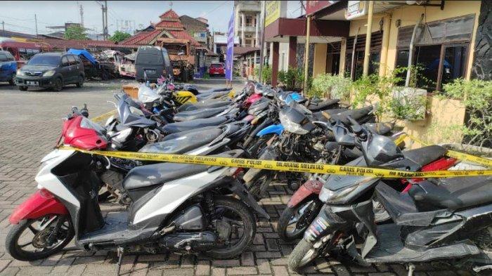 22 sepeda motor diduga hasil begal dan pencurian yang berhasil diamankan Polsek Pancur Batu dari rumah personel TNI bernama Herdianta Ginting di Desa Durin Tonggal, Kecamatan Pancur Batu diparkiran Polsek Pancur Batu, Jumat (18/10/2024).