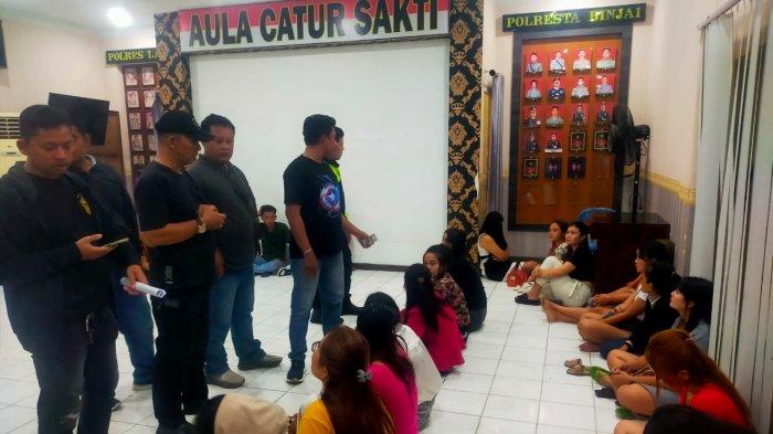 Sebanyak 74 orang diamankan Polres Binjai saat menggerebek Diskotek Blue Star yang berada di Jalan Binjai Namoterasi, Desa Emplasmen, Kecamatan Sei Bingai, Kabupaten Langkat, Sumatera Utara, Selasa (2/4/2024) sekitar pukul 00.30 WIB.