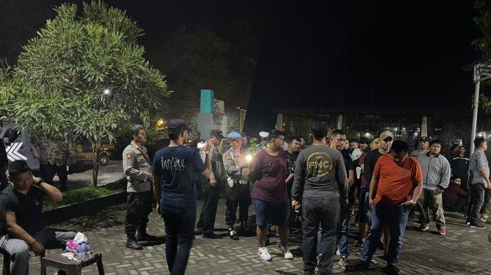 Sebanyak 74 orang diamankan Polres Binjai saat menggerebek Diskotek Blue Star yang berada di Jalan Binjai Namoterasi, Desa Emplasmen, Kecamatan Sei Bingai, Kabupaten Langkat, Sumatera Utara, Selasa (2/4/2024) sekitar pukul 00.30 WIB.