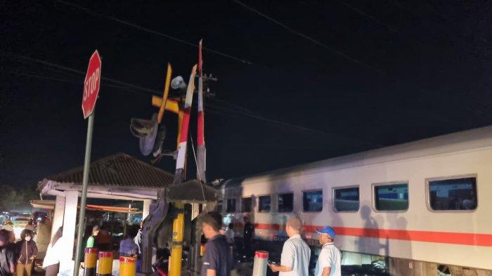 Kereta api tabrak Sebuah truk membawa pupuk mogok di perlintasan kereta api, tepatnya di Pasar Bengkel, Kecamatan Perbaungan, Kabupaten Serdang Bedagai, Selasa (19/3/2024) malam.&