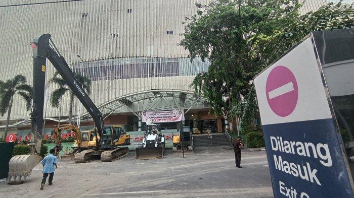 Sejumlah alat berat parkir di depan Mal Centre Point, Jalan Jawa, Medan, Rabu (29/5/2024). Pemerintah Kota Medan masih menyegel Mal Centre Point terkait penunggak an pembayaran retribusi dan pajak bangunan.