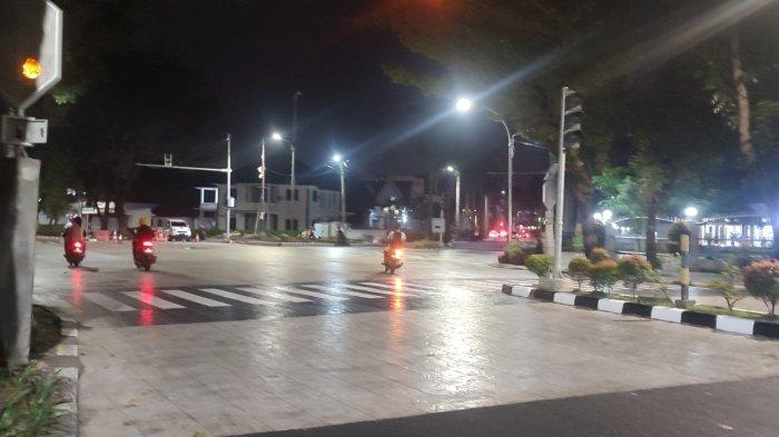 Sejumlah kendaraan melintasi Jalan Sudirman, Senin (20/11/2023).
