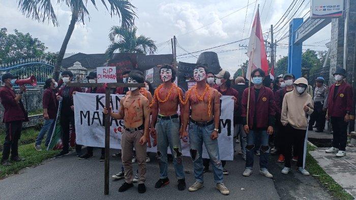 Sejumlah mahasiswa atas nama Aliansi Mahasiswa Bersatu Unika melakukan aksi damai di depan kantor LLDIKTI Wilayah I, Senin (11/12/2023).