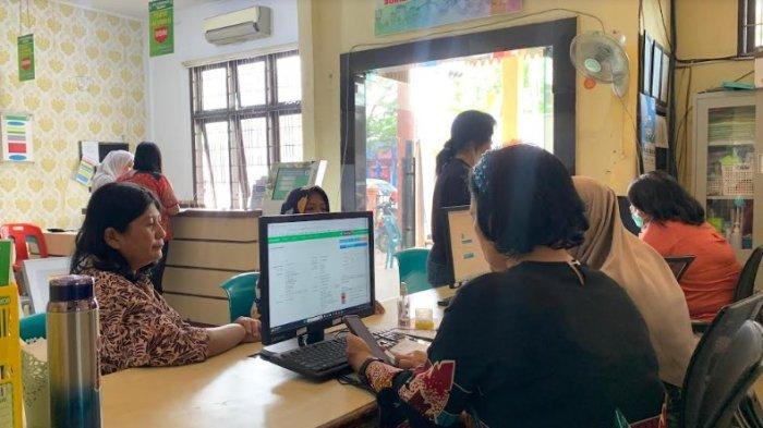 Sejumlah masyarakat saat berobat ke Puskesmas Teladan Kota Medan, Senin (14/10/2024). Pelayanan berobat gratis dengan KTP masih minim di sini.