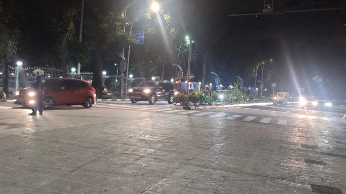 Sejumlah pengendara melintas di Jalan Sudirman Kota Medan, Sabtu (16/12/2023) dini hari. Wali Kota Bobby Nasution memastikan jalan ini sudah bisa dilintasi dengan aman.