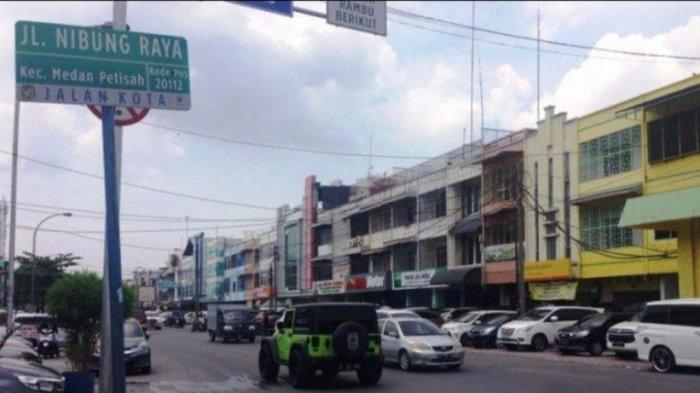 JALAN NIBUNG: Sejumlah pengendara melintas di jalan Nibung Raya, Kecamatan Medan Petisah, Selasa (27/5/2025). Gubernur Bobby meminta izin ke Wali Kota Medan Rico Waas penggunaan jalan Nibung di malam hari untuk kegiatan culinary night.