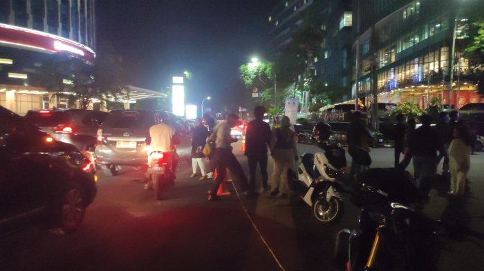Sejumlah pengendara terkena macet di Jalan Imam Bonjol dan Pangeran Dipenogoro, Senin (1/7/2024). Jalan pengadilan ditutup total di acara puncak HUT Kota Medan ke 434 tahun.
