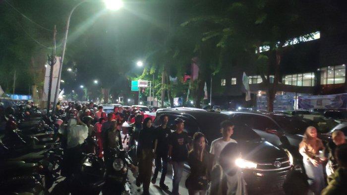 Sejumlah pengendara terkena macet di Jalan Imam Bonjol dan Pangeran Dipenogoro, Senin (1/7/2024). Jalan pengadilan ditutup total di acara puncak HUT Kota Medan ke 434 tahun.