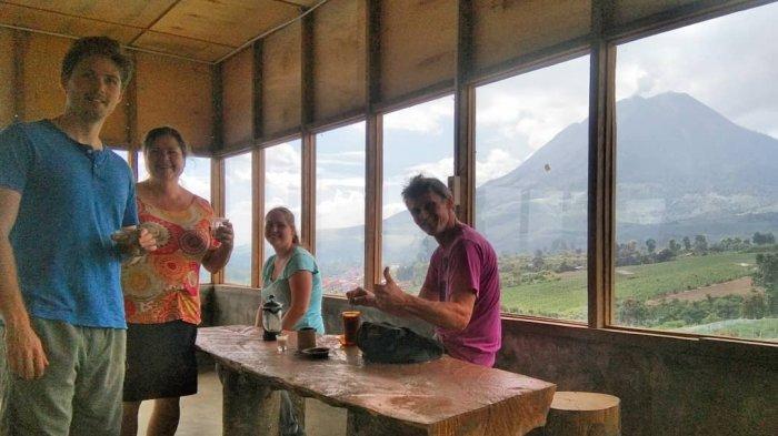 Sejumlah pengunjung menikmati secangkir kopi di Erdilo Coffee Jalan Lau Kawar, Desa Kuta Rakyat, KecamatanA Naman Teran, Kabupaten Karo.