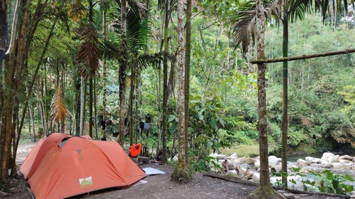 Sejumlah pengunjung sedang menikmati tempat wisata aliran sungai Sikabung-kabung di Jalan Besar Kutalimbaru, Dusun Sikabung-kabung, Kabupaten Deliserdang.