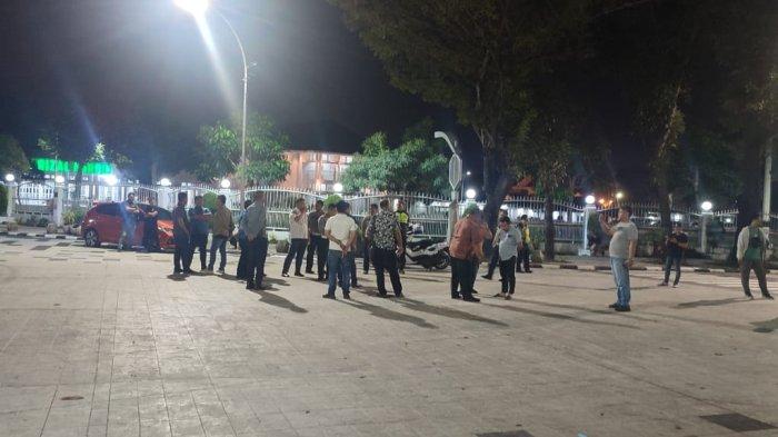 Sejumlah petugas sedang menunggu dan persiapan pembukaan Jalan Sudirman dini hari nanti pukul 00.00 WIB, Sabtu (16/12/2023). Nantinya arus lalu lintas Jalan Mongonsidi-Pattimura akan dikembalikan satu jalur.