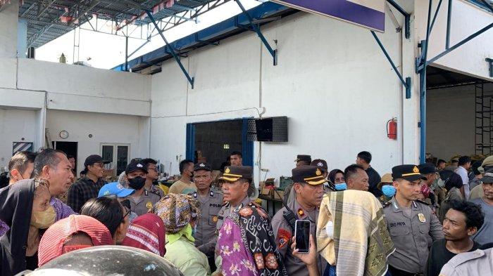 Sejumlah warga dan petugas tampak ricuh di lokasi pengeksekusian bangunan di Kampung Kompak, Jalan H Anif, Desa Sampali, Kecamatan Percut Seituan, Deliserdang, Kamis (30/5/2024).