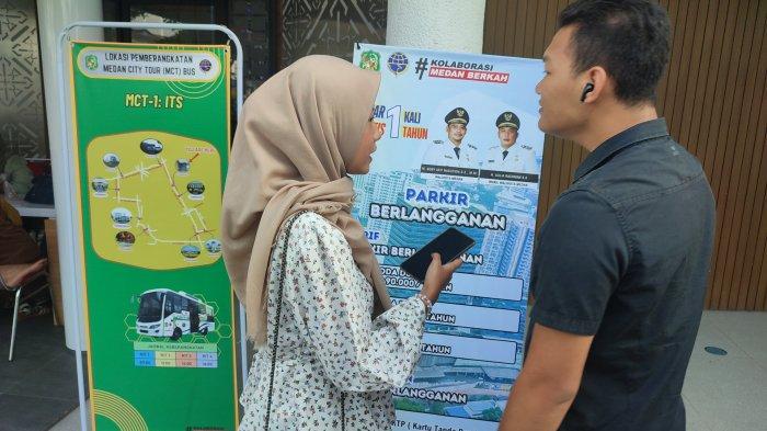 Sejumlah warga datang ke Gedung ATCS Dishub Medan untuk melihat dan mendengarkan arahan sistem parkir berlangganan, Senin (1/7/2024). Hari pertama diterapkan, parkir berlangganan masih sepi peminat.