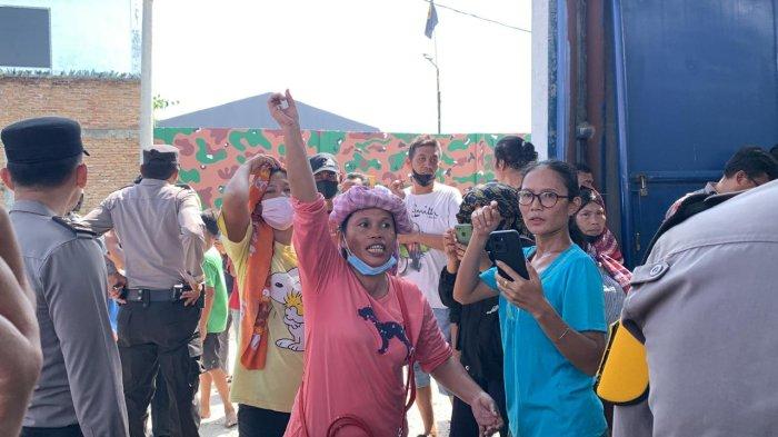 Sejumlah warga melakukan protes saat petugas melakukan penghancuran bangunan di Kampung Kompak, Jalan H Anif, Desa Sampali, Kecamatan Percut Seituan, Deliserdang, Kamis (30/5/2024). TRIBUN-MEDAN/ALFIANSYAH