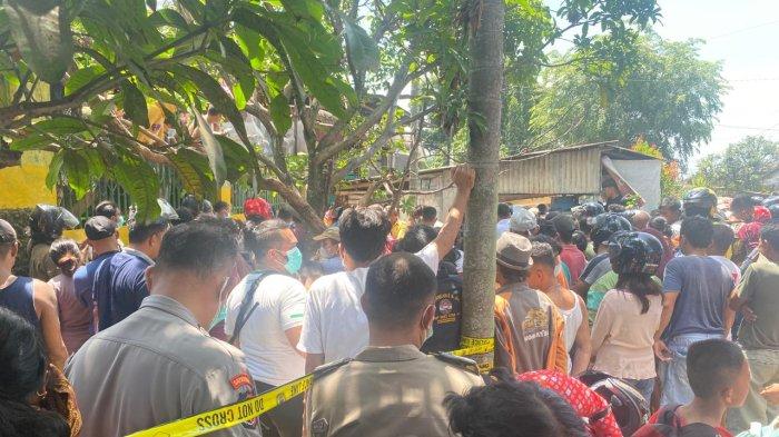 Sejumlah warga memasuki area police line dan mengganggu jalannya evakuasi mayat seorang kakek di Siantar Utara, Kamis (1/8/2024)