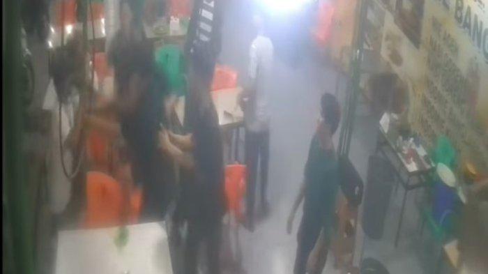 PENGANIAYAAN KARYAWAN: Sekelompok pemuda setempat memukuli para karyawan Warkop Jaya di Jalan Kapten Muchtar Basri, Jum'at (4/4/2025).