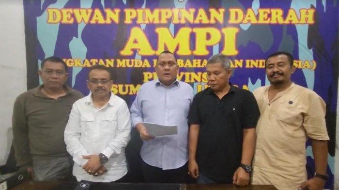 Sekretaris DPD AMPI Sumut Gabriel Nainggolan didampingi Wakil Ketua Jolly Sikumbang, Penasihat Satgas AMPI Sumut Sahat Simatupang saat menjelaskan Bebas Ginting bukan lagi ketua AMPI Kabupaten Karo sejak tahun 2021.
