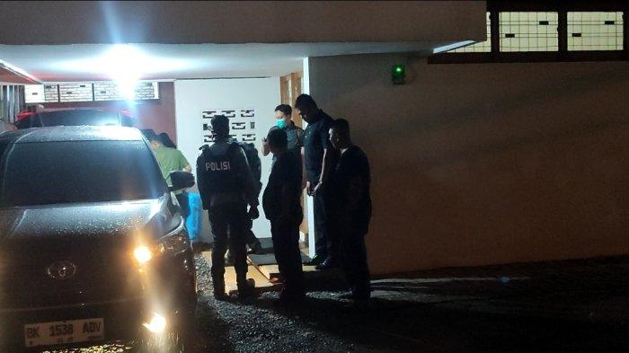 Seorang petugas KPK saat bawa koper berwarna biru ke dalam mobil, Selasa (1/7/2025). Kini KPK telah meninggalkan lokasi tersebut.