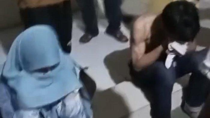 Sepasang kekasih berbuat mesum di toilet masjid. Warga memergoki dua pemuda ini sedang asyik bercinta di toilet masjid.