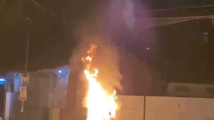 Sepeda motor milik terduga maling di Jalan Tuasan, Kota Medan, tampak terbakar di tengah jalan.