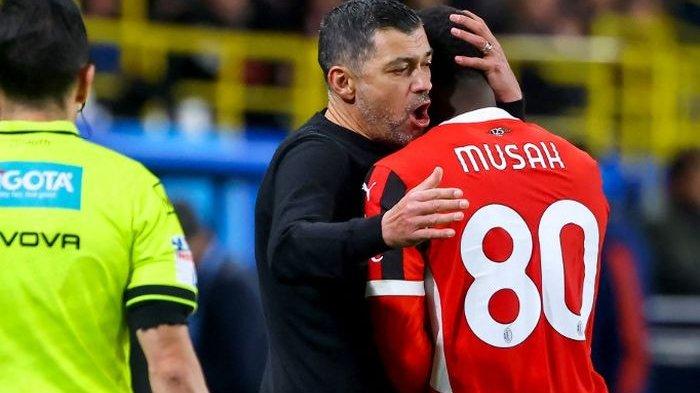 Pelatih AC Milan, Sergio Conceicao, memeluk Yunus Musah yang berperan menciptakan gol kemenangan atas Juventus pada semifinal Piala Super Italia 2024 di Riyadh (3/1/2025).