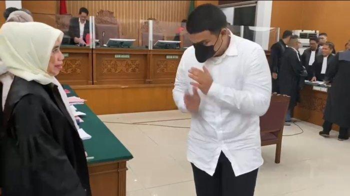 Shane Lukas terlihat memohon kepada majelis hakim, agar memindahkan sel tahanan Shane Lukas.
