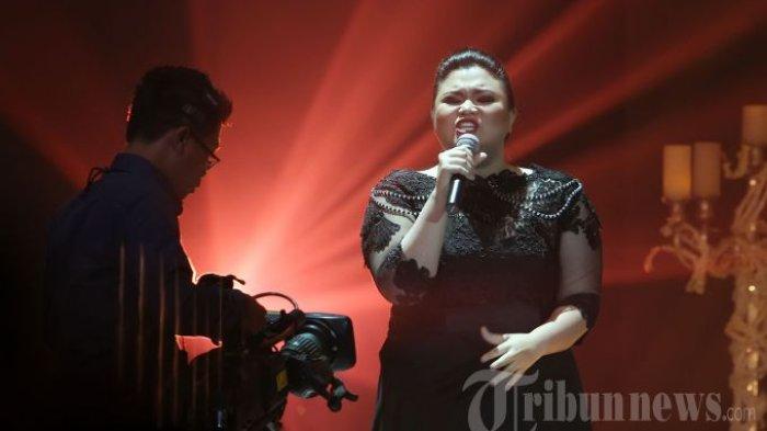 Penyanyi yang terkenal lewat ajang pencarian bakat Shena Malsiana saat tampil pada acara musik yang bertajuk 'Konser Menuju Miss World 2013' di Studio 8 RCTI Kebon Jeruk, Jakarta Barat, Senin (2/9/2013) malam.