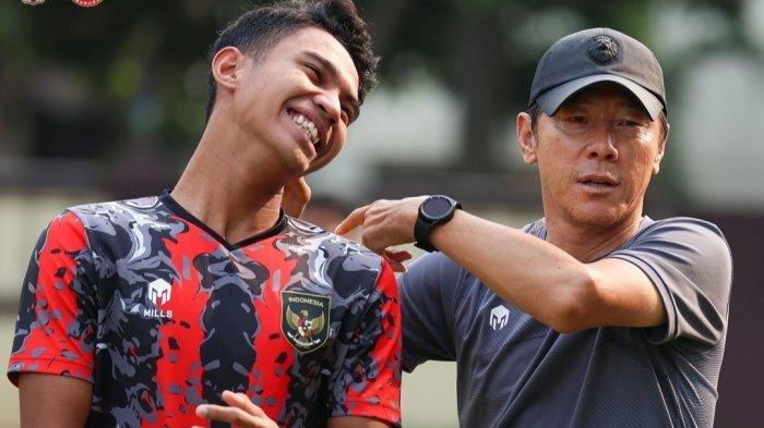 Pelatih dan pemain timnas Indonesia U-22, Shin Tae-yong dan Marselino Ferdinan
