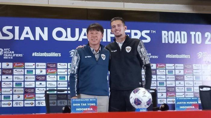 caption: Pelatih Timnas Indonesia Shin Tae-yong foto bersama dengan Justin Hubner usai konferensi pers di Media Center SUGBK, Senayan, Jakarta, Senin (9/9/2024). Tribunnews/Abdul Majid (Tribunnews/Abdul Majid)