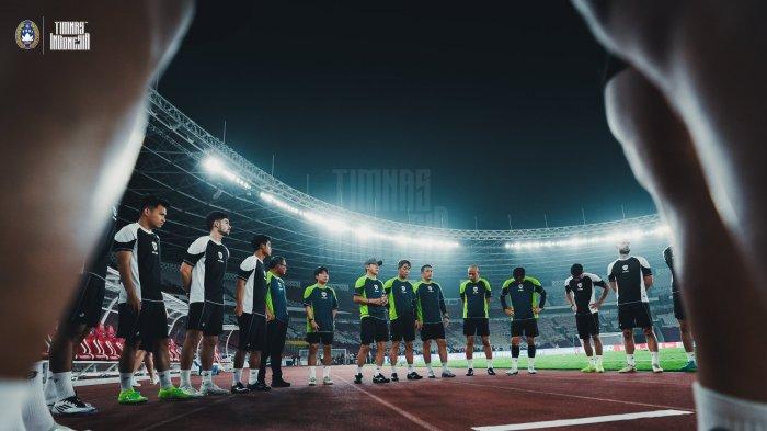Shin Tae-yong memberikan arahan kepada pemain jelang laga TImnas Indonesia vs Jepang di Stadion Utama Gelora Bung Karno pada Kualifikasi Piala Dunia 2026
