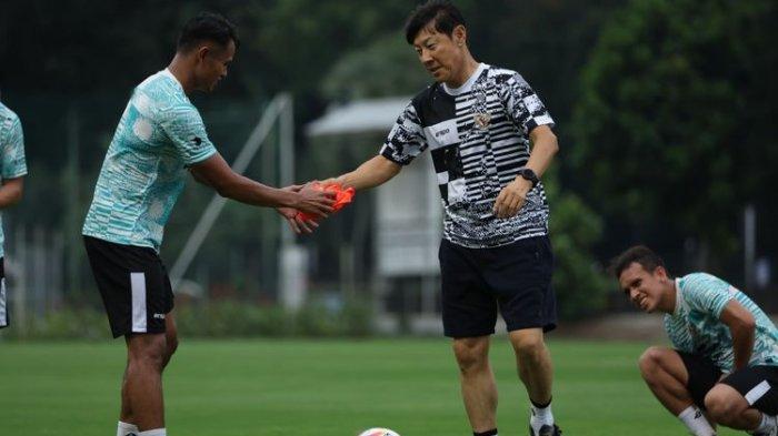 Pelatih timnas Indonesia, Shin Tae-yong, saat memimpin latihan Garuda di Lapangan B Gelora Bung Karno (GBK), Jakarta, pada Selasa (28/5/2024).(Dok. PSSI)