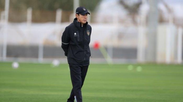 Pelatih Timnas Indonesia, Shin Tae-yong saat memimpin latihan di Turki. (dok: PSSI)