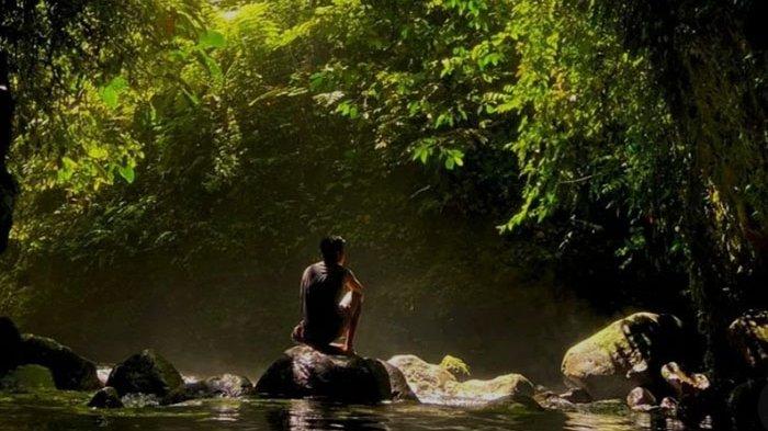 Seorang pengunjung sedang menikmati alam wisata Sikabung-kabung, Sabtu (1/7/2023).