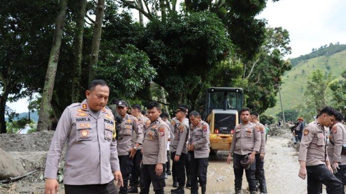 Kapolres Humbahas AKBP Hary Ardianto, SH SIK MH penanggulangan bencana Humbang Hasundutan masih terus lakukan pembersihan material longsor yang menutupi akses jalan Evakuasi Korban Bencana Alam Tanah longsor di desa Simangulampe Kecamatan Baktiraja Kabupaten Humbang Hasundutan, Sabtu (2/12/2023).