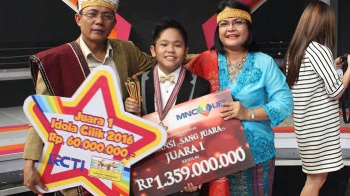 Sion Philip Sagala bersama orangtuanya saat dinobatkan sebagai juara 1 Idola Cilik Indonesia season 5 tahun 2016.