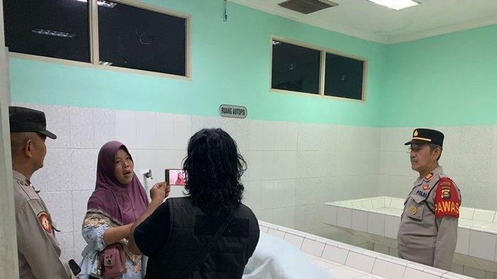 Siswi SMP ANF (13) ditemukan tewas di belakang lemari rumahnya di Jalan Panca Usaha, Lorong Wakaf, RT 58, Kelurahan 5 Ulu, Kecamatan SU I, Palembang, Rabu (18/12/2024).