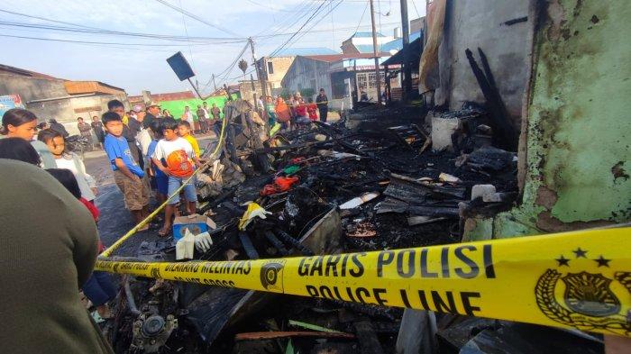 Situasi terkini rumah yang terbakar di Jalan Nabung Surbakti, Kabanjahe, Kamis (27/6/2024). Akibat dari kebakaran tersebut, menewaskan empat orang yang masih dalam satu keluarga