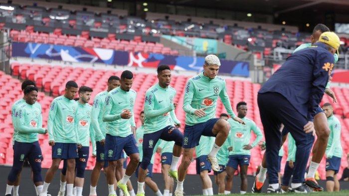 Skuat Timnas Brasil berlatih di Stadion Wembley, Inggris