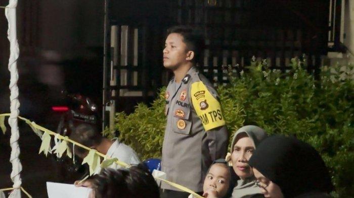 Bripda Yusra saat bertugas di TPS ketika rumahnya kebakaran.