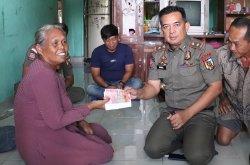 Sosok Mardiana, seorang nenek berusia 66 tahun di Kota Pekanbaru, Riau, menjadi perhatian publik karena dirinya dipalak tiga oknum Satuan Polisi Pamong Praja (Satpol PP). Kini, uangnya telah dikembalikan oleh Kepala Satpol PP Pekanbaru. (Istimewa)