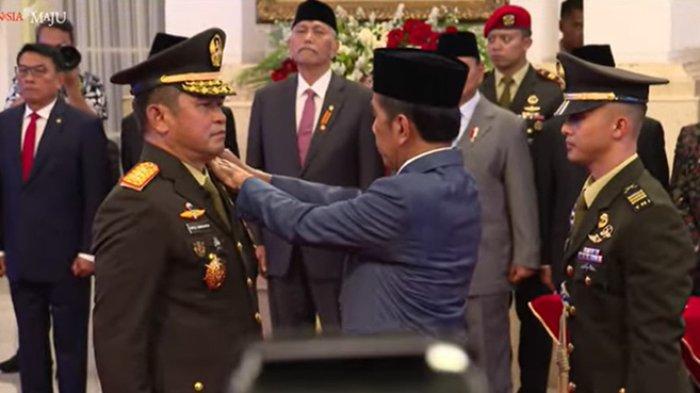Sosok Maruli Simanjuntak dilantik menjadi Kepala Staf Angkatan Darat (KSAD) yang baru, pada hari Rabu (29/11/2023) di Istana Negara Jakarta. Maruli Simanjuntak menggantikan Jenderal Agus Subiyanto yang telah dilantik menjadi Panglima TNI. Adapun pelantikan ini dilangsungkan di Istana Negara Jakarta oleh Presiden Joko Widodo, Rabu (29/11/2023). (tangkapan layar video)
