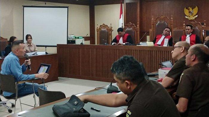 Sosok Rismon Sianipar, Ahli Digital Forensik, bersaksi di persidangan PK Jessica Kumala Wongso di Pengadil Negeri Jakarta Pusat pada Senin (4/11/2024). (Kompas.com/Shela Octavia)