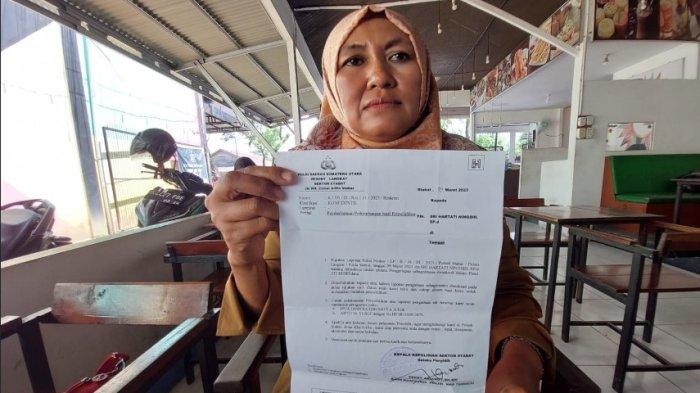 Sri Hartati Ningsih korban penggelapan mobil miliknya yang dilakukan Kepsek SD di Stabat yang juga oknum bhayangkari personel Polres Langkat, Selasa (31/10/2023).