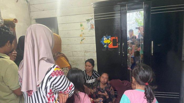ISTRI KORBAN SYOK: Sri Rahayu alias Butet shok tau suaminya jadi salah satu korban tewas penumpang bus ALS ketika ditemui di rumahnya di Tanjung Morawa, Sumut, Selasa (6/5/2025). 12 orang penumpang yang dilaporkan tewas dalam kecelakaan Bus ALS di Padangpanjang