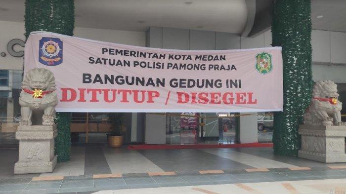 Suasana Mal Centre Point pasca disegel oleh Pemko Medan beberapa waktu lalu. Bapenda Medan menegaskan akan membongkar mal tersebut, jika tidak ada pembayaran yang dilakukan hingga akhir bulan Mei ini. (TRIBUN-MEDAN/ANISA)