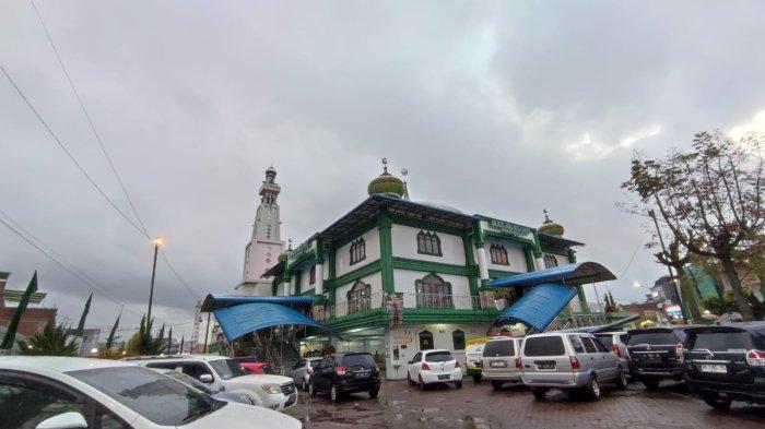 Suasana Masjid Agung Kabupaten Karo yang berada di persimpangan Jalan Veteran dengan Jalan Mariam Ginting, Kabanjahe.