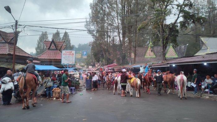 Suasana aktivitas wisatawan di Pajak Buah Berastagi, masih ramai di hari ketiga tahun 2023, Selasa (3/1/2023).