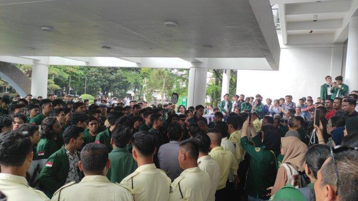 Suasana demo di depan rektorat Universitas Sumatera Utara (USU) tolak kenaikkan Uang Kuliah Tunggal (UKT) yang dinaikkan, Rabu (8/5/2024).