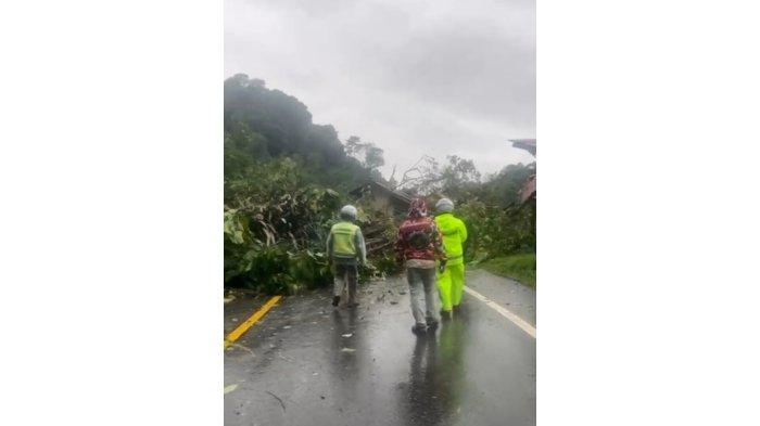 Suasana di Jalan lintas Medan-Berastagi, terjadi longsor di sejumlah titik dan mengakibatkan jalur ini terputus dan tidak bisa dilalu